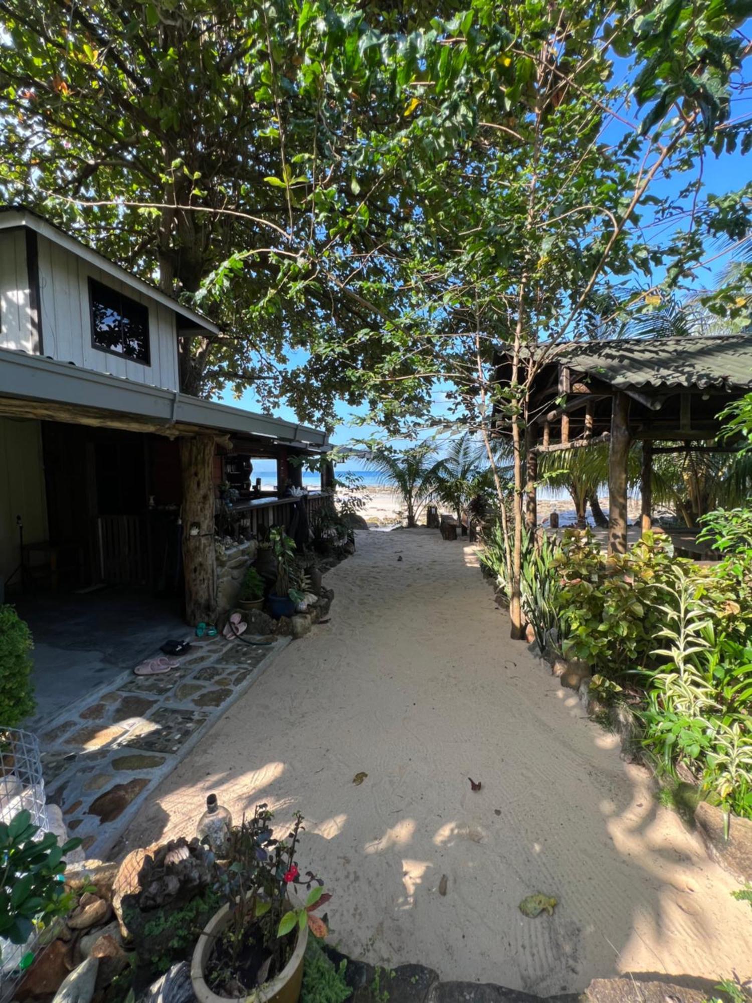 Beach House Kampung Genting Kültér fotó