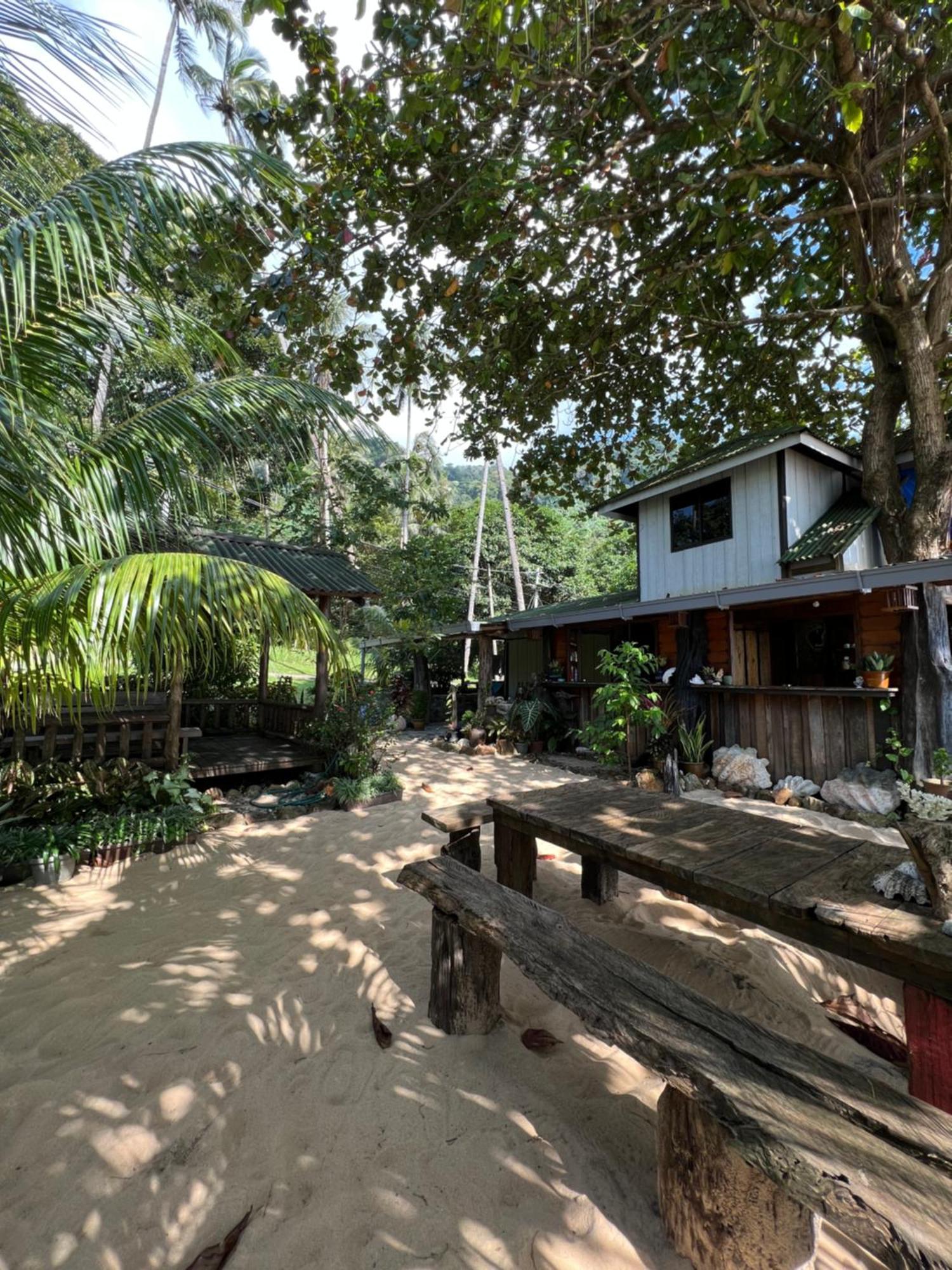 Beach House Kampung Genting Kültér fotó