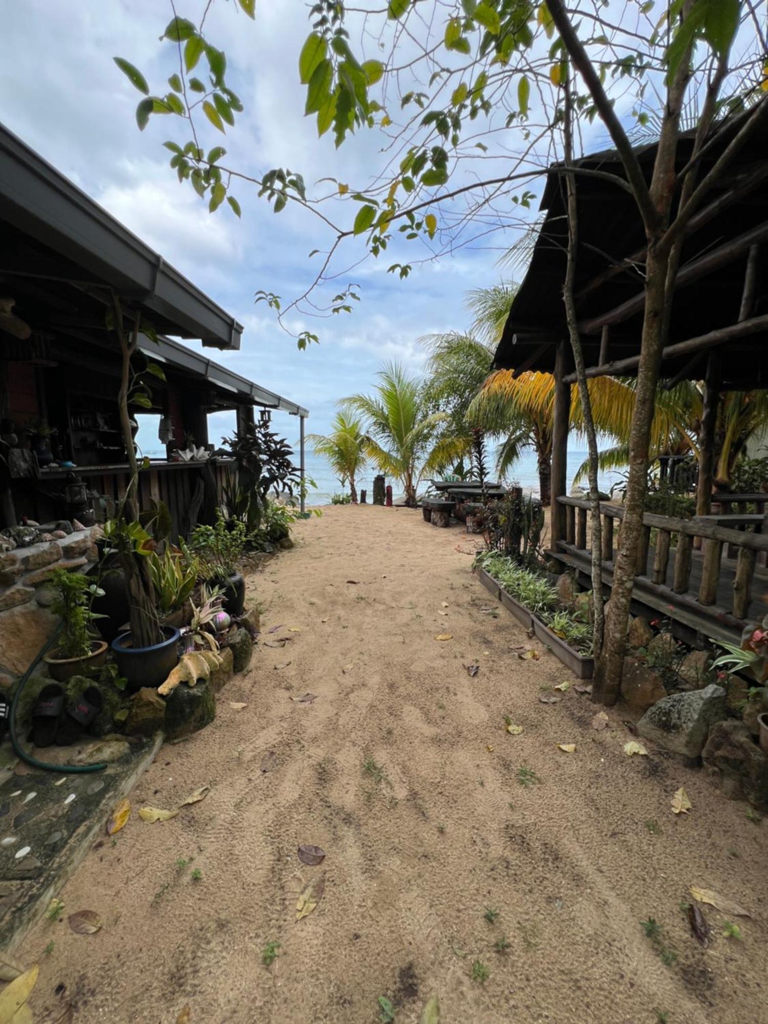 Beach House Kampung Genting Kültér fotó