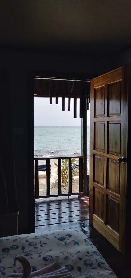 Beach House Kampung Genting Kültér fotó